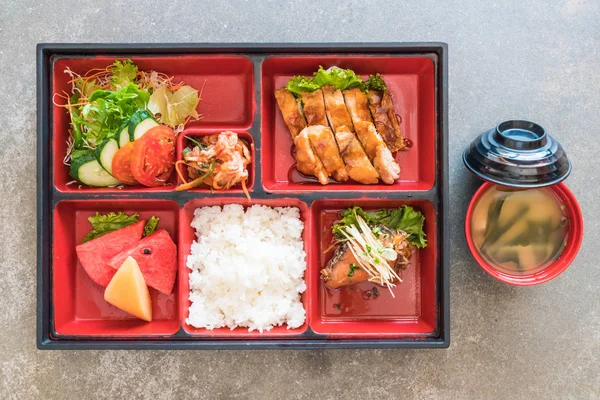 Teriyaki tavuk bento koymak