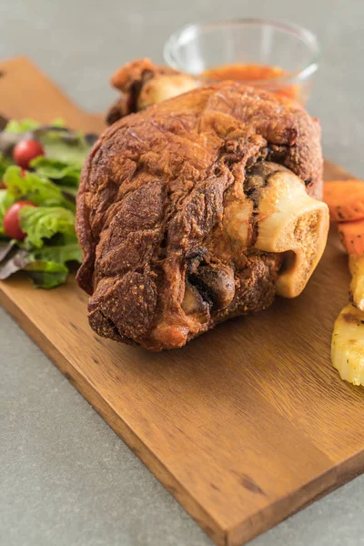 Nudillo de cerdo crujiente o pollas de cerdo alemanas —  Fotos de Stock