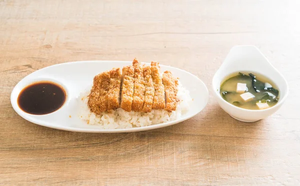 tepesinde pirinç (tonkatsu) ile miso çorbası kızarmış domuz eti