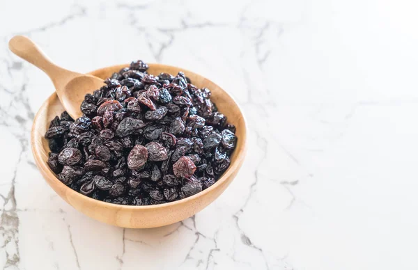 kabın içinde siyah kuru üzüm