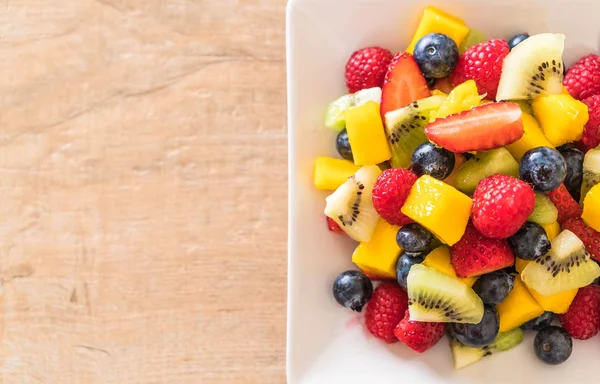 karışık taze meyve (çilek, ahududu, yaban mersini, kivi, mang