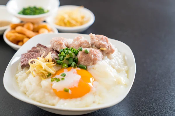 domuz eti ve yumurta ile pirinç lapası