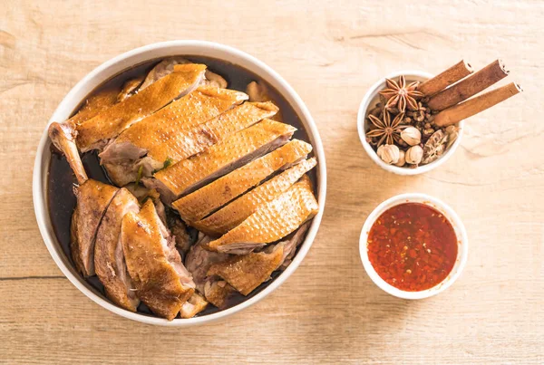 pot demlenmiş Ördek sosu ve ingradients ile