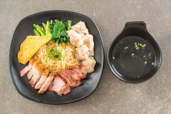 Yumurta noodle kırmızı kızarmış domuz, gevrek domuz eti, köfte ve çorba ile 