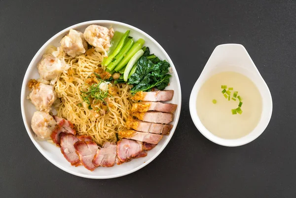 Yumurta noodle kırmızı kızarmış domuz, gevrek domuz eti, köfte ve çorba ile 