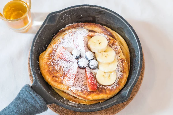 taze çilek yaban mersini ve muz ile gözleme 