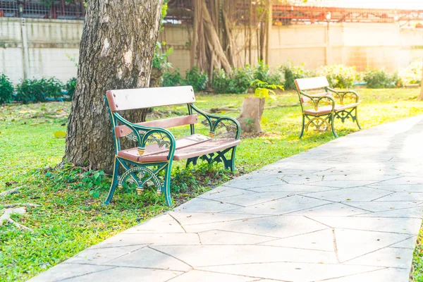 Banco vacío en el parque — Foto de Stock