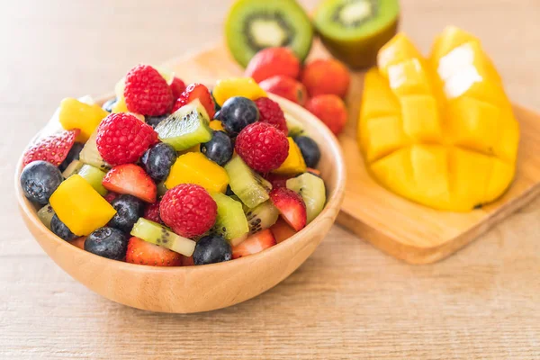 Gemengd vers fruit (aardbei, framboos, blueberry, kiwi, mang — Stockfoto