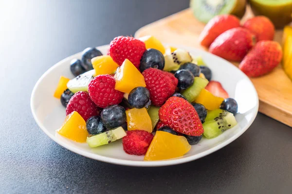 Gemengd vers fruit (aardbei, framboos, blueberry, kiwi, mang — Stockfoto