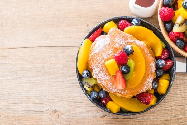 혼합 과일 팬케이크 — 스톡 사진