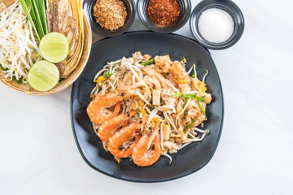 Thai gebratene Nudeln "Pad Thai" mit Garnelen — Stockfoto
