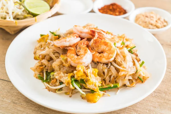 Thai gebratene Nudeln "Pad Thai" mit Garnelen — Stockfoto