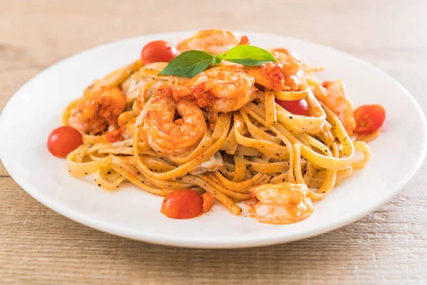 Spagetti karides, domates, fesleğen ve peynir ile 