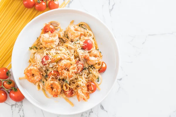 Spagetti karides, domates, fesleğen ve peynir ile 