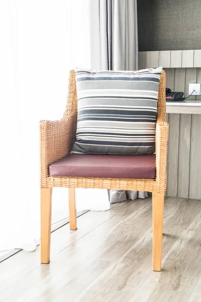 Kanepe oturma Interio dekorasyonda güzel lüks yastık