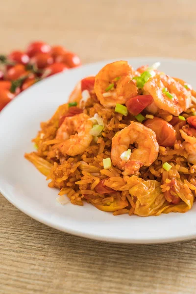 Kore baharatlı sos ve karides kızarmış pilav