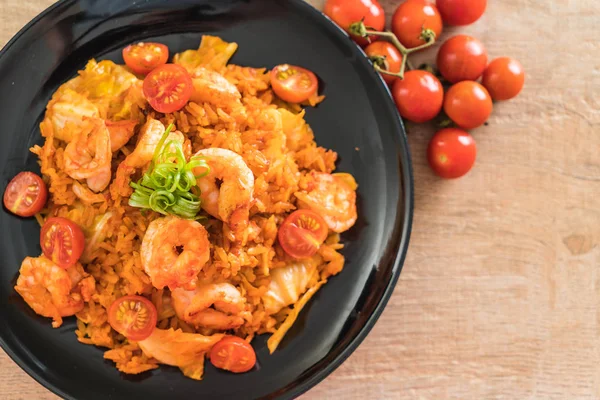 Kore baharatlı sos ve karides kızarmış pilav