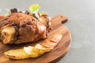 Gevrek domuz knuckle veya Alman domuz Hocks