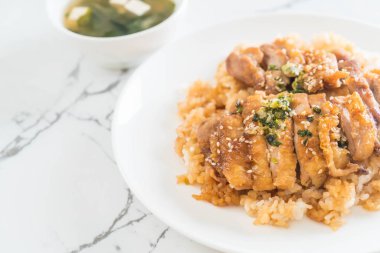 Teriyaki tavuk miso çorbası ile tepesinde pirinç