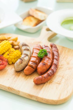 ızgara sosis mix sebze ve patates kızartması ile