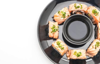 ızgara somon suşi roll - Japon gıda tarzı