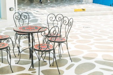 Boş sandalye ve masa açık veranda