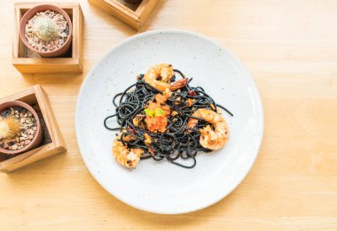 siyah spagetti karides