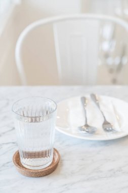 bardak su yemek masada