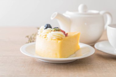 peynirli kek çilek ve yaban mersini