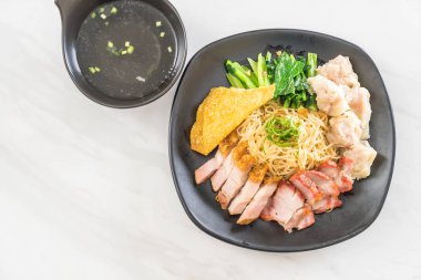 Yumurta noodle kırmızı kızarmış domuz, gevrek domuz eti, köfte ve çorba ile 