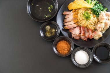 Yumurta noodle kırmızı kızarmış domuz, gevrek domuz eti, köfte ve çorba ile 