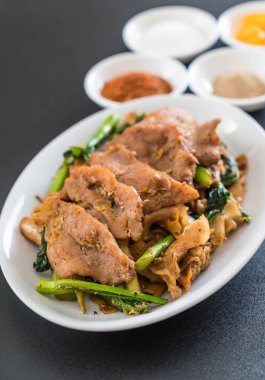 soya sosu ve domuz kızarmış noodle 