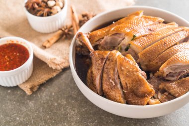 pot demlenmiş Ördek sosu ve ingradients ile