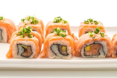 ızgara somon suşi roll - Japon gıda tarzı