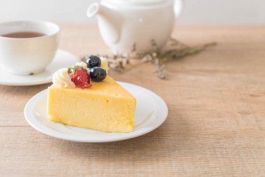 peynirli kek çilek ve yaban mersini