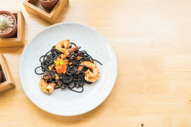 siyah spagetti karides