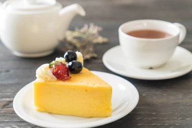 peynirli kek çilek ve yaban mersini