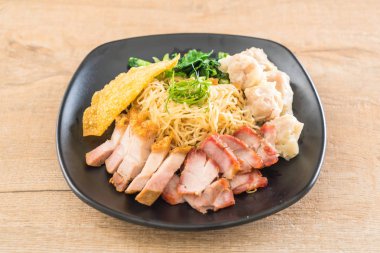 Yumurta noodle kırmızı kızarmış domuz, gevrek domuz eti, köfte ve çorba ile 