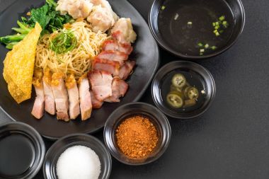 Yumurta noodle kırmızı kızarmış domuz, gevrek domuz eti, köfte ve çorba ile 