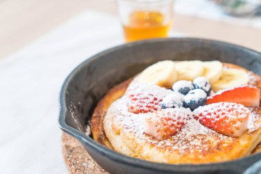 taze çilek yaban mersini ve muz ile gözleme 