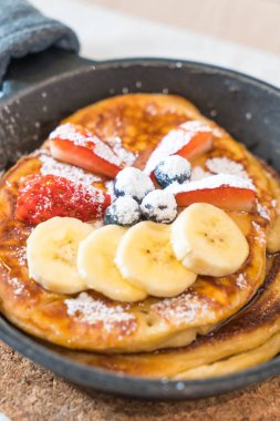 taze çilek yaban mersini ve muz ile gözleme 