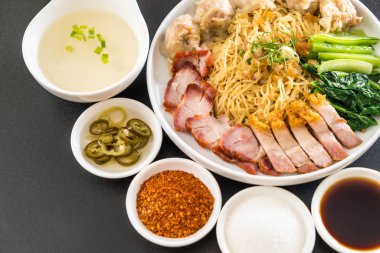 Yumurta noodle kırmızı kızarmış domuz, gevrek domuz eti, köfte ve çorba ile 