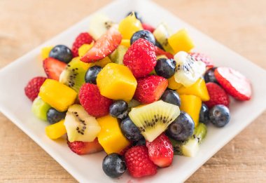 karışık taze meyve (çilek, ahududu, yaban mersini, kivi, mang