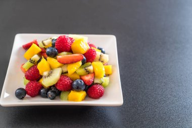 karışık taze meyve (çilek, ahududu, yaban mersini, kivi, mang