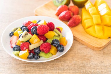 karışık taze meyve (çilek, ahududu, yaban mersini, kivi, mang