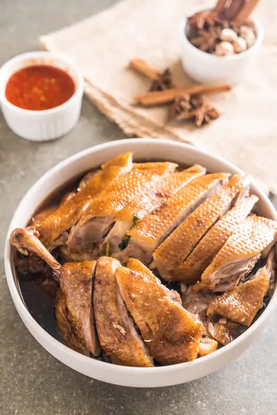 pot demlenmiş Ördek sosu ve ingradients ile