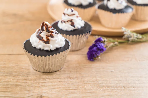 krem şanti ile çikolatalı kek