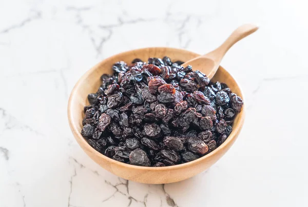 kabın içinde siyah kuru üzüm