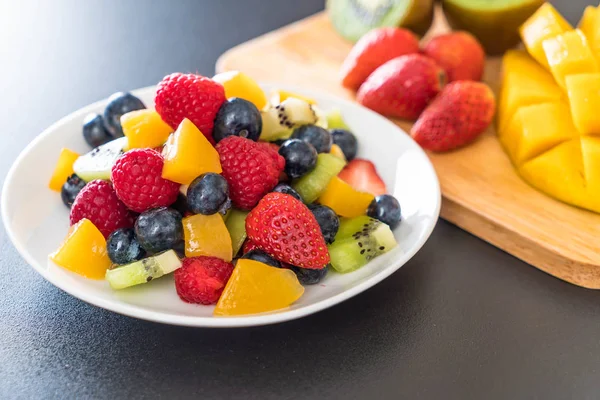 karışık taze meyve (çilek, ahududu, yaban mersini, kivi, mang