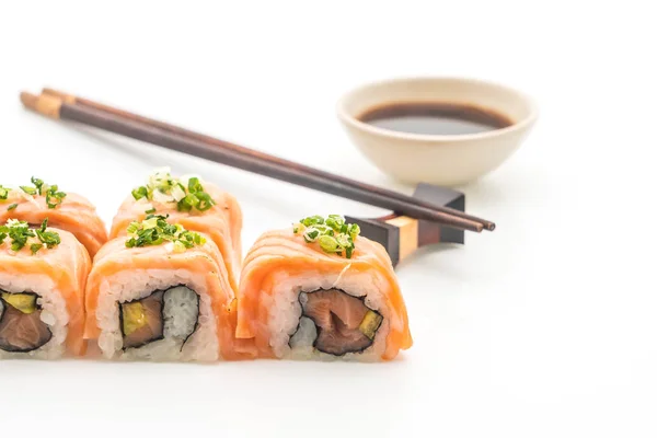 Rollo de sushi de salmón a la parrilla - comida japonesa — Foto de Stock